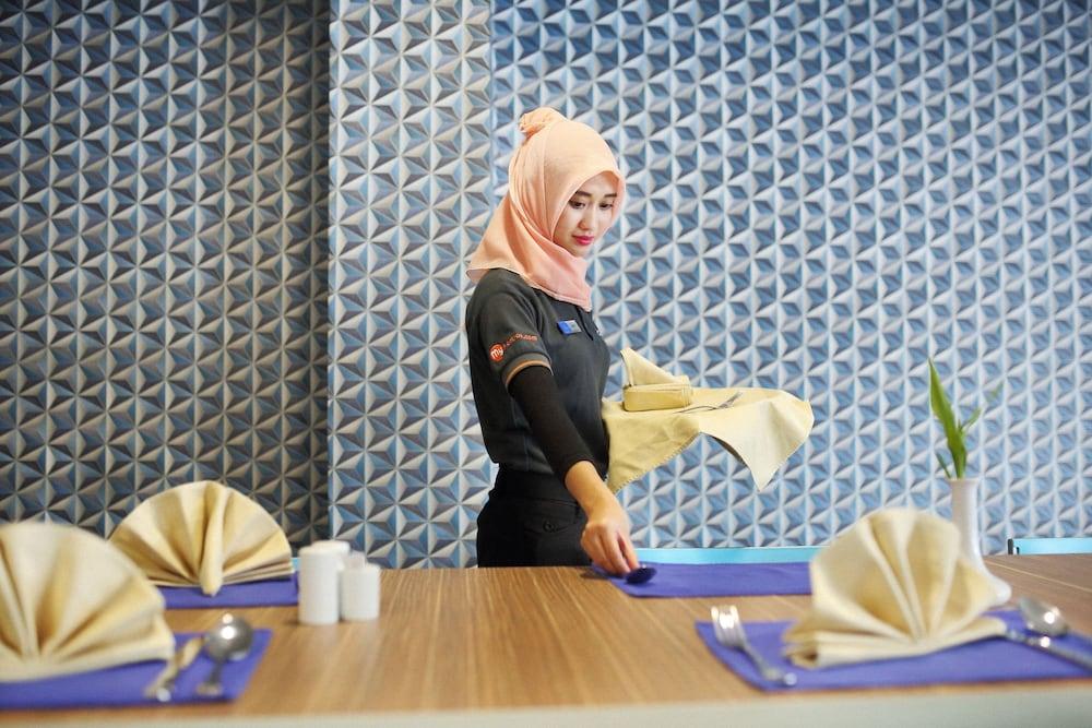 Horison Express Sentani Hotel Jayapura Kültér fotó